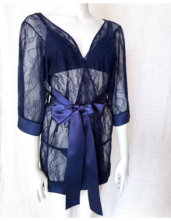 Kimono en dentelle bleu nuit Agatea Night – Élégance sensuelle et raffinée