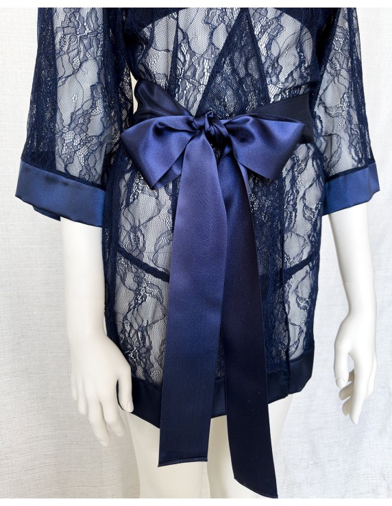 Kimono en dentelle bleu nuit Agatea Night – Élégance sensuelle et raffinée