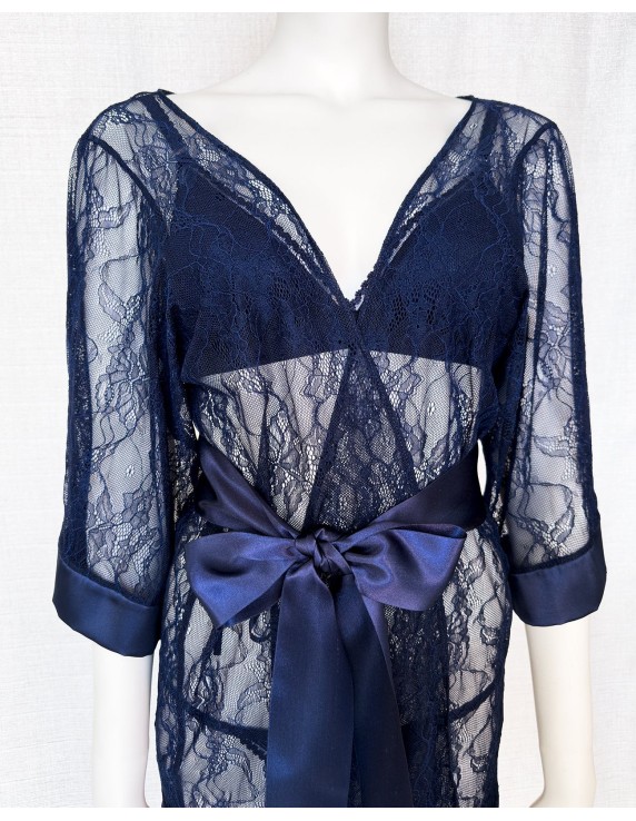Kimono en dentelle bleu nuit Agatea Night – Élégance sensuelle et raffinée