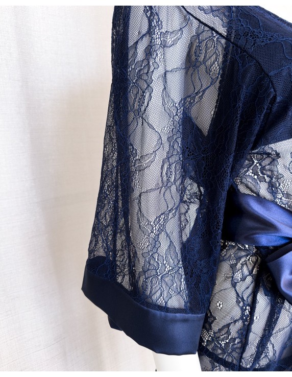 Kimono en dentelle bleu nuit Agatea Night – Élégance sensuelle et raffinée