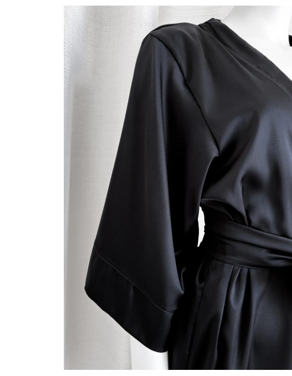 Kimono en satin doux – pêche ou noir – Élégance et confort pour toutes les occasions