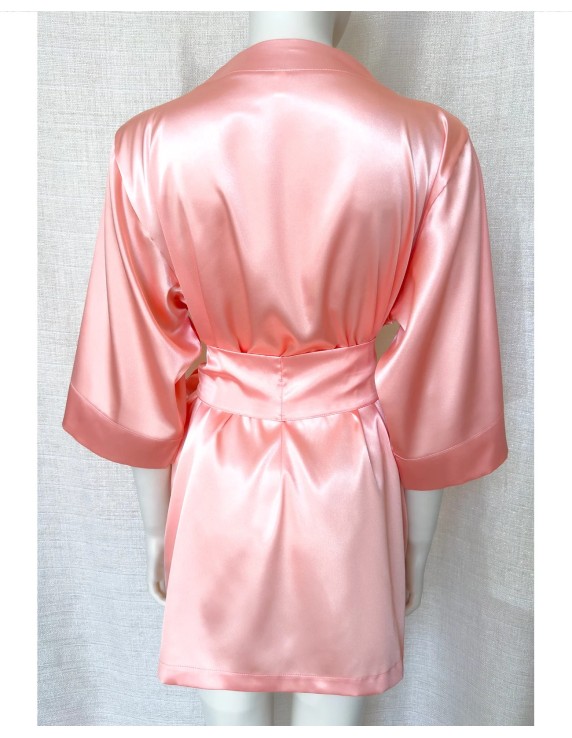 Kimono en satin doux – pêche ou noir – Élégance et confort pour toutes les occasions