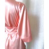 Kimono en satin doux – pêche ou noir – Élégance et confort pour toutes les occasions