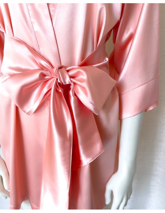 Kimono en satin doux – pêche ou noir – Élégance et confort pour toutes les occasions