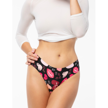 Tanga brésilien Kiss Me – imprimé lèvres & cœurs, dos dentelle noire